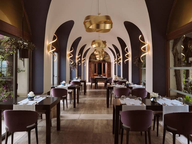 
Kamares Interior
